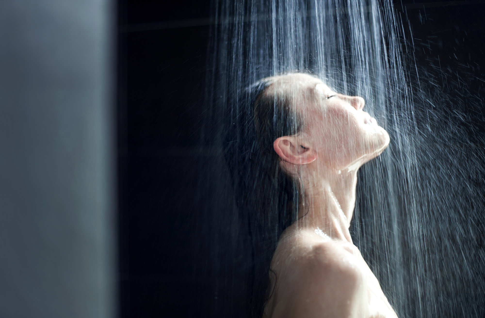 Banho quente ou banho frio: conheça os benefícios de cada um
